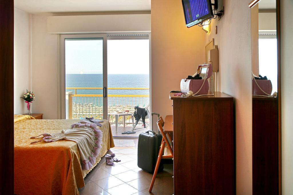 Hotel Patrizia Riccione Kamer foto